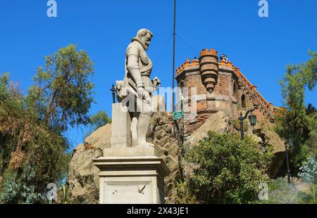 Monument de Pedro de Valdivia, un Conquistador espagnol avec le château Hidalgo sur le sommet de Cerro Santa Lucia, centre-ville de Santiago, Chili Banque D'Images