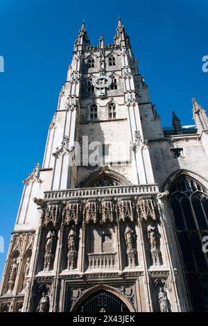 Cathédrale de Canterbury : front ouest, vu du sud vers la tour nord-est au-dessus de l'entrée ouest Banque D'Images