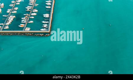 Vue aérienne de Serene Lake Garda Marina avec voiliers amarrés en Italie à midi. Italie, Peschiera del Garda. Banque D'Images