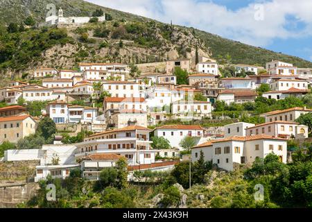 Vue du village de Dhermi, Albanie bâtiments blanchis à la chaux sur le flanc de la montagne Banque D'Images