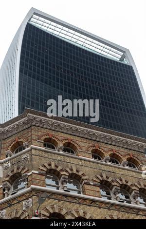 LONDRES, Royaume-Uni - 27 AVRIL 2024 : vue de et le bâtiment Walkie Talkie (20 Fenchurch Street) de Eastcheap avec bâtiment victorien au premier plan Banque D'Images