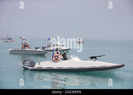 Bushehr, Iran. 29 avril 2024. Des navires du corps des gardes de la Révolution islamique d'Iran sont vus lors d'une cérémonie marquant la Journée nationale du golfe Persique dans le golfe Persique près de Bushehr, Iran, le 29 avril 2024. La Journée nationale du golfe Persique marque l'anniversaire de l'expulsion des forces militaires portugaises du détroit d'Ormuz en 1622. Crédit : Shadati/Xinhua/Alamy Live News Banque D'Images