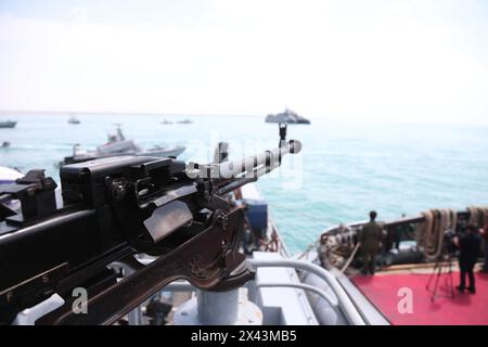 Bushehr, Iran. 29 avril 2024. Des navires du corps des gardes de la Révolution islamique d'Iran sont vus lors d'une cérémonie marquant la Journée nationale du golfe Persique dans le golfe Persique près de Bushehr, Iran, le 29 avril 2024. La Journée nationale du golfe Persique marque l'anniversaire de l'expulsion des forces militaires portugaises du détroit d'Ormuz en 1622. Crédit : Shadati/Xinhua/Alamy Live News Banque D'Images