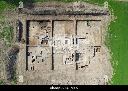 01 mai 2024, Saxe-Anhalt, Memleben : vue du site de fouilles d'une ancienne église près de Memleben. Non loin du monastère, ils ont découvert un village fortifié avec une église et un bâtiment résidentiel. Au moyen âge, il y avait une église de 16 mètres de long, à nef unique, avec une abside semi-circulaire et une extension du sous-sol à l'ouest, qui avait une entrée en escalier. L'église a remplacé un bâtiment sacré plus ancien et plus petit. Il comprenait un cimetière densément peuplé. Des tombes de niche de tête et des sarcophages sertis de pierre du Xe au XIIe siècle ont été découverts. Le riche matériel de trouvaille prouve le colon Banque D'Images