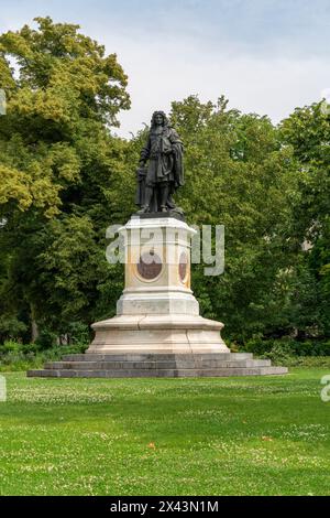 Place Colbert avec statue Colbert à Reims, la ville la plus peuplée du département français de la Marne Banque D'Images