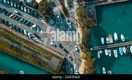 Vue aérienne capturant Peschiera del Garda rues animées et quais près des eaux tranquilles du lac de Garde sous un ciel clair. Banque D'Images