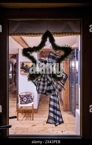 Décoration de Noël en forme d'étoile avec arc Vichy dans le Sussex de l'est, Angleterre du Sud-est, Royaume-Uni Banque D'Images