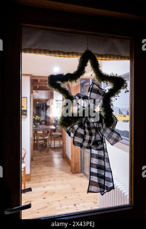 Décoration de Noël en forme d'étoile avec arc Vichy dans le Sussex de l'est, Angleterre du Sud-est, Royaume-Uni Banque D'Images