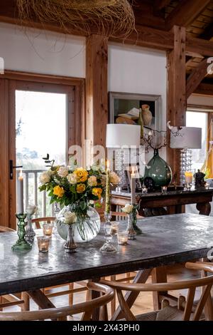 Roses jaunes sur la table à manger dans la maison East Sussex, sud-est de l'Angleterre, Royaume-Uni Banque D'Images