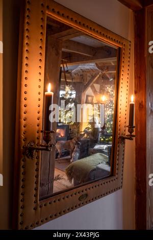 Miroir relié en cuir avec des bougies dans la maison East Sussex, South East England, Royaume-Uni Banque D'Images