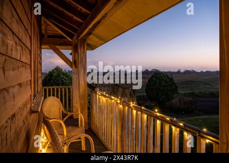 Lumières de fées magiques sur la véranda. Noël dans la maison East Sussex, Sud-est de l'Angleterre, Royaume-Uni Banque D'Images