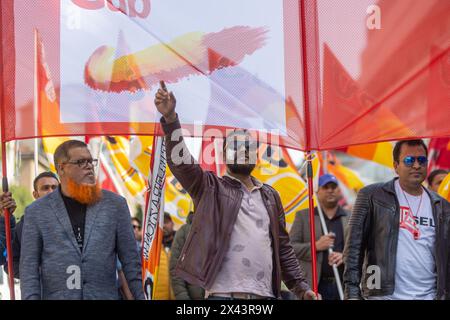 Milan, Italie. 30 avril 2024. Corteo dei lavoratori del sindacato Cub di Tigotà contro licenziamenti e chiusura del magazzino di Broni da via Taramelli alla sede della Regione Lombardia - Cronaca - Milano, Italia - Martedì, 30 Aprile 2024 (foto Stefano Porta/LaPresse) cortège de travailleurs de Tigotà contre les licenciements et la fermeture de l'entrepôt de Broni de la via Taramelli au siège de la région Lombardie - Actualités - Milan, Italie - mardi 30 avril 2024 (photo Stefano Porta/LaPresse) crédit : LaPresse/Alamy Live News Banque D'Images