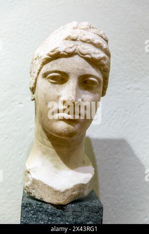 Portrait de tête de pierre sculptée romaine d'une jeune femme, musée d'archéologie, parc archéologique d'Apollonia, Albanie Banque D'Images