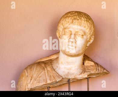 Portrait en marbre sculpté de l'homme romain, musée d'archéologie, parc archéologique d'Apollonia, Albanie IIe-IIIe siècle après JC Banque D'Images