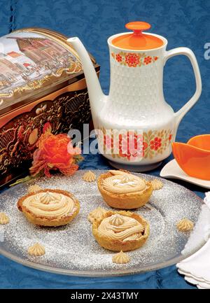 Paniers à pâtisserie courts avec crème de châtaigne. Banque D'Images