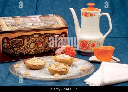 Paniers à pâtisserie courts avec crème de châtaigne. Banque D'Images