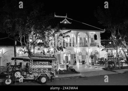 Vie nocturne de rue avec des bâtiments coloniaux français dans la vieille ville historique de Luang Prabang, Laos Asie Banque D'Images