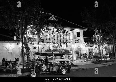 Vie nocturne de rue avec des bâtiments coloniaux français dans la vieille ville historique de Luang Prabang, Laos Asie Banque D'Images