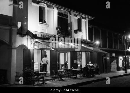 Vie nocturne de rue avec des bâtiments coloniaux français dans la vieille ville historique de Luang Prabang, Laos Asie Banque D'Images