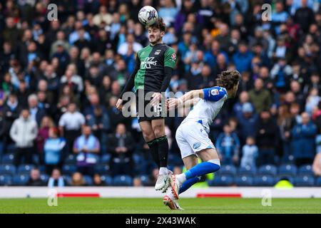 Liam Kitching de Coventry City (à gauche) est en tête du ballon lors du Sky Bet Championship match à Ewood Park, Blackburn. Date de la photo : samedi 27 avril 2024. Banque D'Images