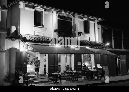 Vie nocturne de rue avec des bâtiments coloniaux français dans la vieille ville historique de Luang Prabang, Laos Asie Banque D'Images