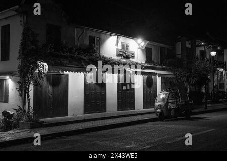 Vie nocturne de rue avec des bâtiments coloniaux français dans la vieille ville historique de Luang Prabang, Laos Asie Banque D'Images