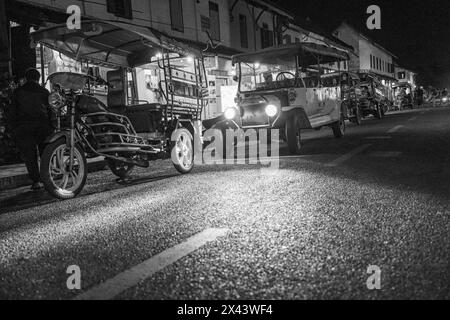 Vie nocturne de rue avec des bâtiments coloniaux français dans la vieille ville historique de Luang Prabang, Laos Asie Banque D'Images