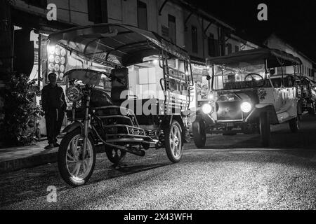 Vie nocturne de rue avec des bâtiments coloniaux français dans la vieille ville historique de Luang Prabang, Laos Asie Banque D'Images