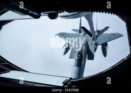 Un F-15J Eagle de la Force d'autodéfense aérienne japonaise se ravitaille d'un KC-135 Stratotanker affecté au 384e escadron de ravitaillement aérien, Fairchild Air Force Bas Banque D'Images
