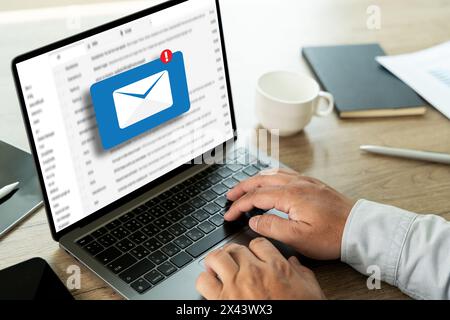 Vérifier la boîte de réception Nouveau concept de notification par e-mail lettres globales communication de navigation Banque D'Images