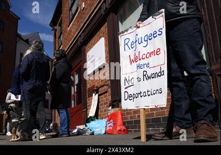 Loughborough, Leicestershire, Royaume-Uni. 30 avril 2024. Les manifestants qui manifestent contre l'expulsion planifiée de migrants et de réfugiés vers le Rwanda se tiennent devant un centre de signalement de l'application de la loi sur l'immigration. Crédit Darren Staples/Alamy Live News. Banque D'Images