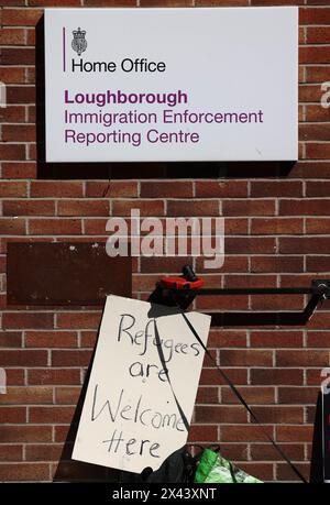 Loughborough, Leicestershire, Royaume-Uni. 30 avril 2024. Une banderole se dresse devant un Centre de signalement de l'application de la loi sur l'immigration alors que des manifestants protestent contre l'expulsion planifiée de migrants et de réfugiés vers le Rwanda. Crédit Darren Staples/Alamy Live News. Banque D'Images