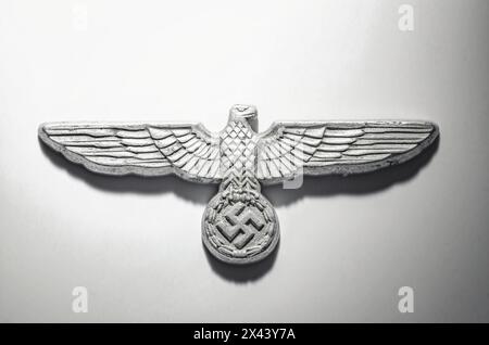 Badge de chapeau nazi allemand de la seconde Guerre mondiale sur fond de lumière blanche Banque D'Images