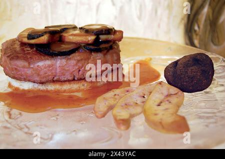 Tournedos Rossini. steak avec du foie gras. Bifteck français lave avec le foie gras et les croûtons. Banque D'Images