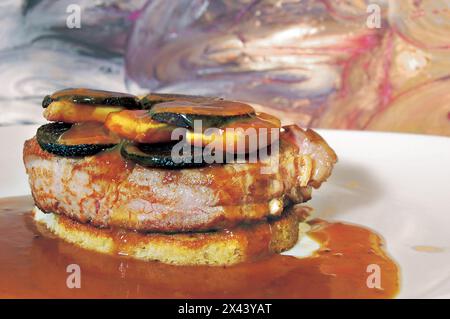 Tournedos Rossini. steak avec du foie gras. Bifteck français lave avec le foie gras et les croûtons. Banque D'Images