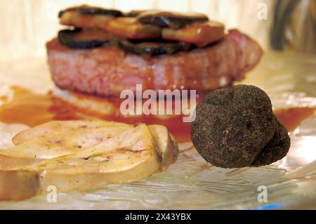 Tournedos Rossini. steak avec du foie gras. Bifteck français lave avec le foie gras et les croûtons. Banque D'Images