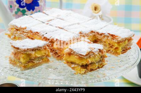 Gâteau Napoléon classique ou millefeuille sur assiette à pieds. Banque D'Images