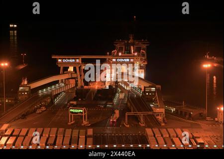 Vue rapprochée de nuit sur le terminal des ferries Cross-Channel, au port de Douvres, avec car Ferries en cours de chargement aux quais de l'est Banque D'Images