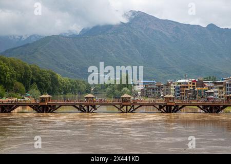 Des gens sont vus marcher sur un pont alors que le niveau de l'eau dans la rivière Jhelum a franchi la marque de "déclaration d'inondation" à Srinagar mardi matin. Le temps devrait s'améliorer à partir de demain au Jammu-et-Cachemire, le département météorologique local prévoyant des conditions généralement nuageuses jusqu'au 5 mai. (Photo de Faisal Bashir / SOPA images/SIPA USA) Banque D'Images