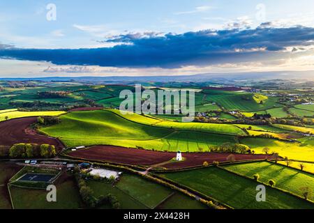 Coucher de soleil du moulin à vent du Devon au-dessus des champs et des fermes d'un drone, Torquay, Devon, Angleterre Banque D'Images