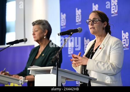 Gand, Belgique. 30 avril 2024. La secrétaire d'Etat à la politique d'asile et de migration Nicole de Moor (R) tient une conférence de presse lors d'une conférence ministérielle sur la mise en œuvre et l'opérationnalisation du Pacte européen d'asile et de migration, à Gand, mardi 30 avril 2024. BELGA PHOTO DIRK WAEM crédit : Belga News Agency/Alamy Live News Banque D'Images