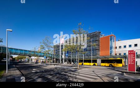 30.04.2024, Deutschland, Sachsen, Dresden, auf dem Foto Blick auf das Terminalgebäude vom Flughafen Dresden International, Flughafenstraße, 01109 Dresde *** 30 04 2024, Allemagne, Saxe, Dresde, sur la vue photo du terminal de l'aéroport international de Dresde, Flughafenstraße, 01109 Dresde Banque D'Images