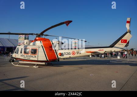 ISTANBUL, TURKIYE - 01 MAI 2023 : Garde côtière turque Agusta-Westland Bell AB-412EP (25945) exposée au Teknofest à l'aéroport Ataturk d'Istanbul Banque D'Images