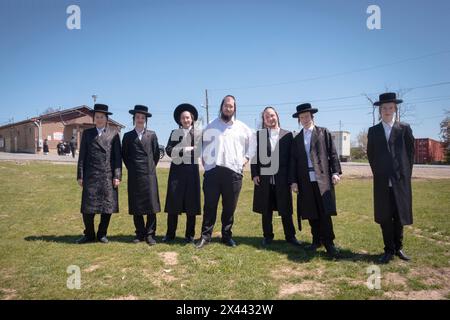 Une photo posée de 7 garçons juifs orthodoxes de la dynastie Satmar hassidique. Plein air à Kiryas Joel, comté de Rockland, New York. Banque D'Images