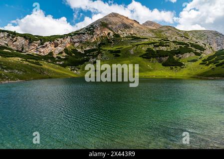 Lac Lago di Limo avec Col Becchei sommet de montagne au-dessus dans les Dolomites pendant la belle journée d'été Banque D'Images