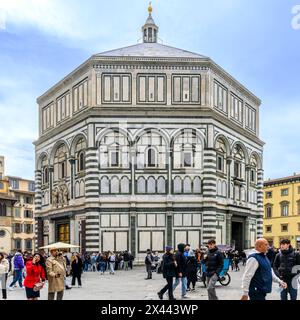 Baptistère octogonal de Saint Jean (Battistero di San Giovanni) en face de la cathédrale de Santa Maria del Fiore - les bâtiments les plus emblématiques de Florence. Banque D'Images