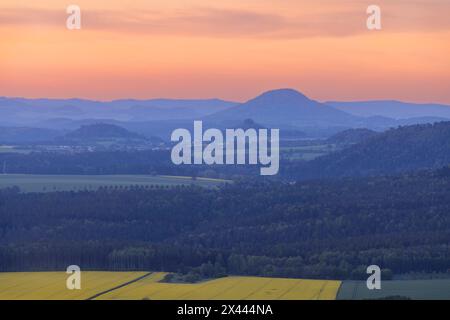 Sächsische Schweiz Sonnenaufgang auf dem Lilienstein. Der Lilienstein ist der markanteste und bekannteste Felsen im Elbsandsteingebirge. Blick ins Elbtal nach Bad Schandau. Ebenheit Sachsen Deutschland *** Suisse saxonne lever du soleil sur le Lilienstein le Lilienstein est le rocher le plus frappant et le plus connu dans les montagnes de grès de l'Elbe vue dans la vallée de l'Elbe à Bad Schandau Ebenheit Saxe Allemagne Banque D'Images