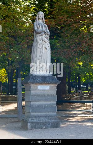 Statue de Sainte Geneviève, patronne de Paris (423 à 512) au jardin du Luxembourg à Paris. Cette sculpture fait partie d'une série de marbres blancs Banque D'Images