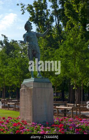 Statue en bronze nommée « acteur grec » au jardin du Luxembourg (Paris) par Arthur Bourgeois en 1868. Banque D'Images