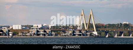 Kazan, Russie - 10 juillet 2018 : le pont du Millenium traversant la rivière Kazanka. Banque D'Images